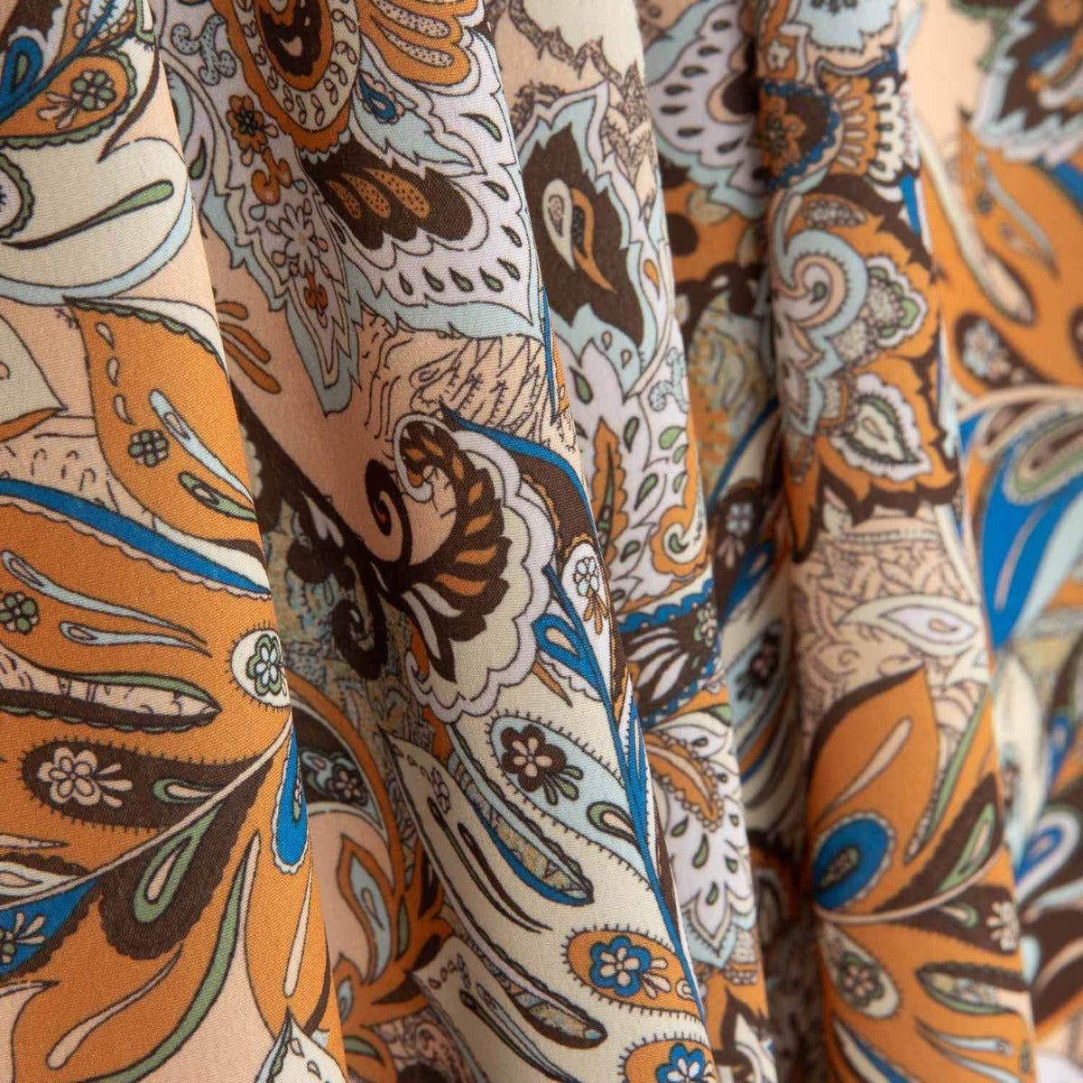 Leichter Crêpe mit Paisleydruck in Terrakotta und Blau - Ribes y Casals