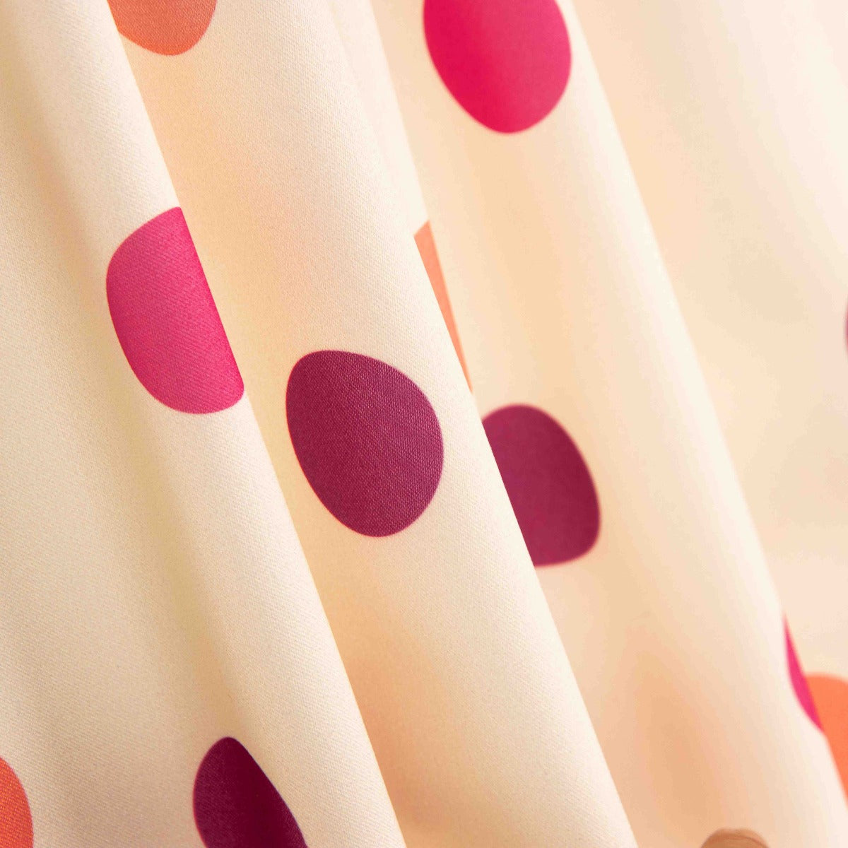 Fama Stretch-Stoffrest, glänzend, fuchsiafarbene Punkte – verschiedene Maße, Breite 140 cm - Ribes y Casals