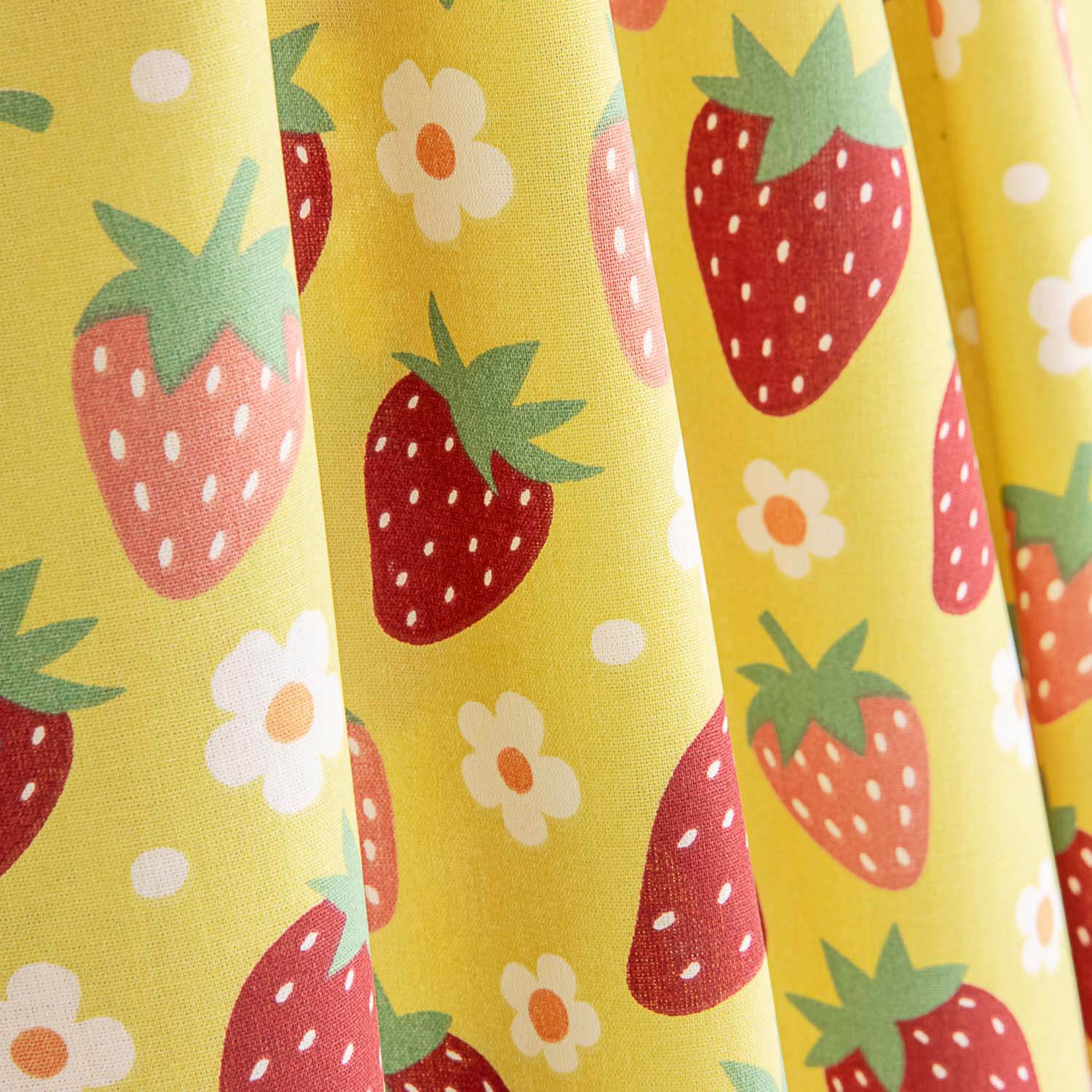 Erdbeeren und Gänseblümchen bedruckte Baumwollpopeline - Ribes y Casals