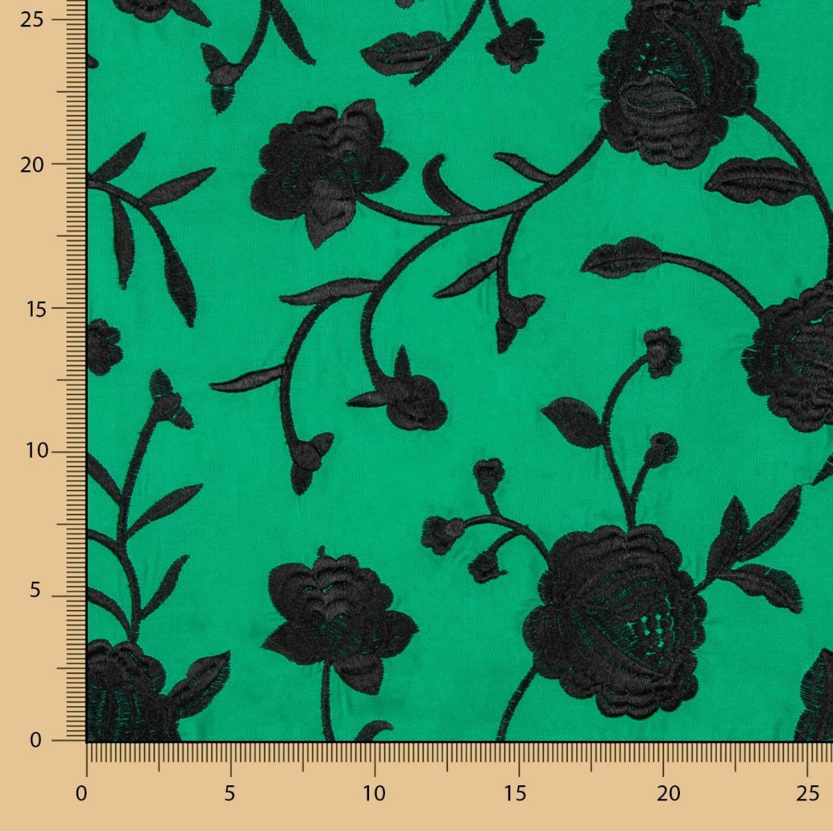 Bestickter Schal aus schwarzem Tencel mit Smaragdstickerei - Ribes y Casals
