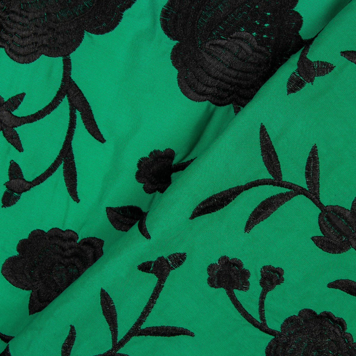 Bestickter Schal aus schwarzem Tencel mit Smaragdstickerei - Ribes y Casals