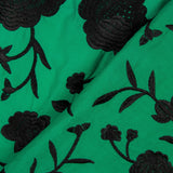 Bestickter Schal aus schwarzem Tencel mit Smaragdstickerei - Ribes y Casals