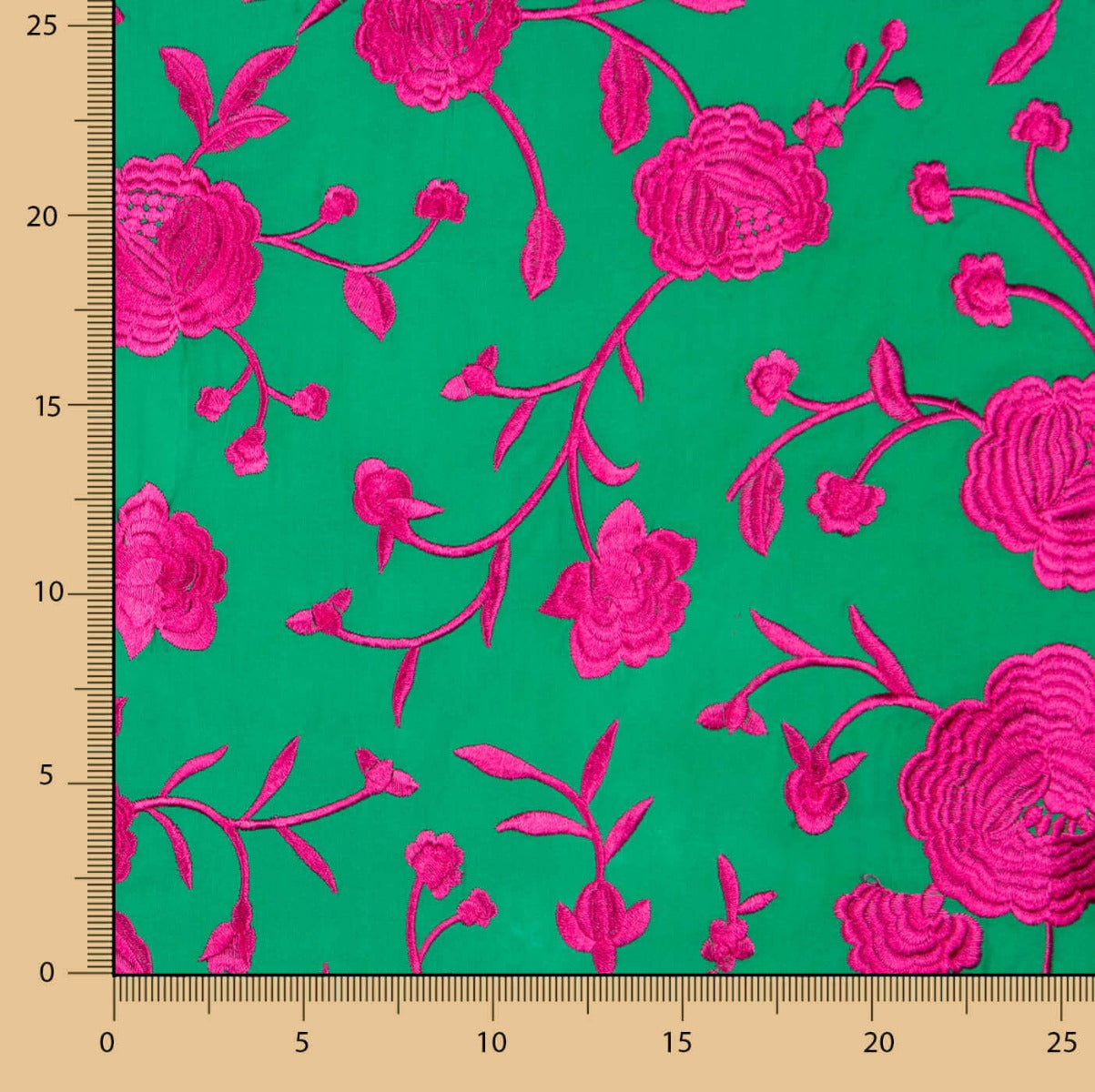 Fuchsia Tencel Smaragd Stickereischal - Ribes y Casals