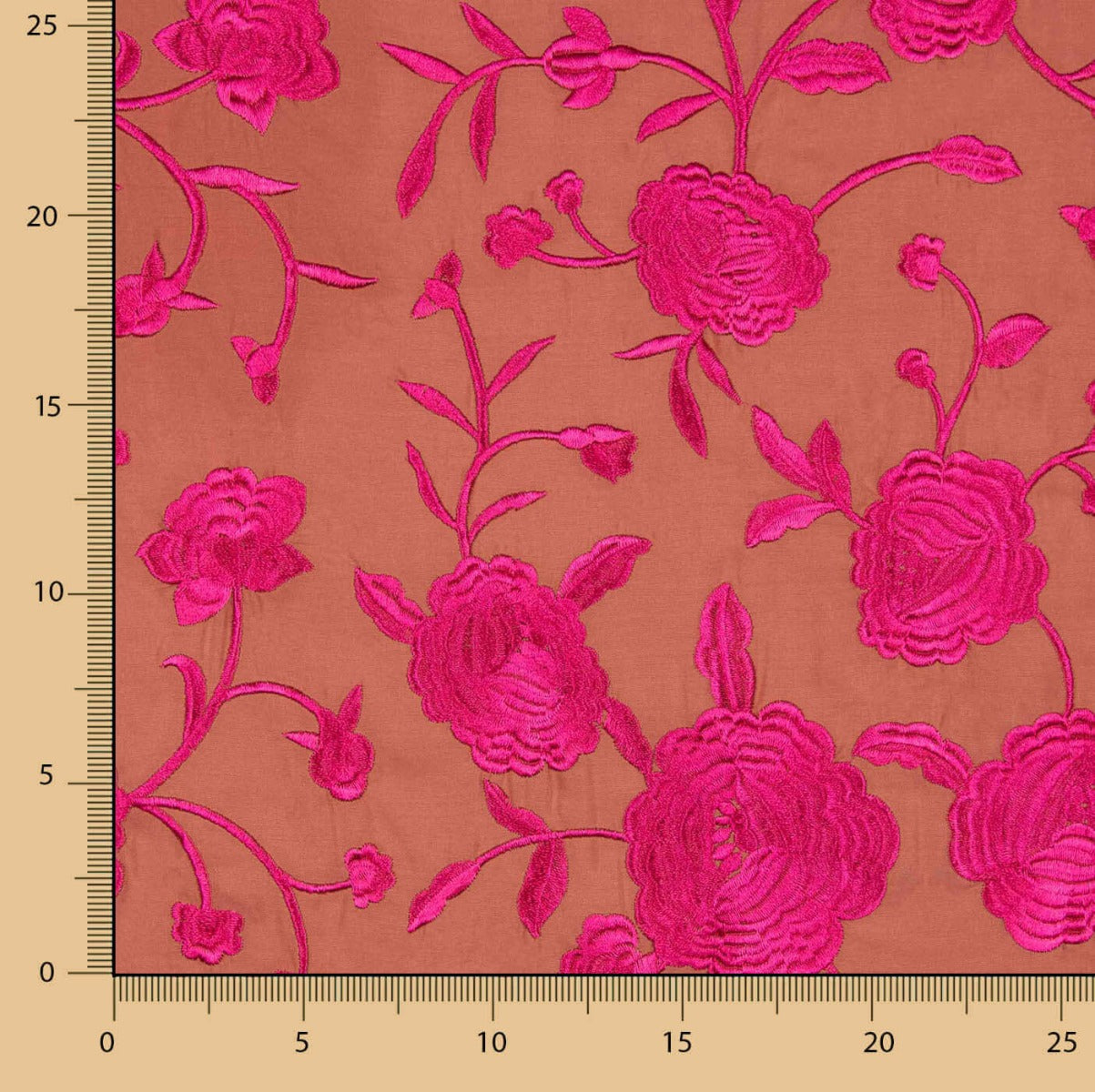 Reststück bestickter Schal in Fuchsia und Tencel-Koralle – verschiedene Maße x Breite 140 cm - Ribes y Casals