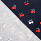 Feincord aus Baumwollstoff mit Kirschen-Print in Marineblau - Ribes y Casals