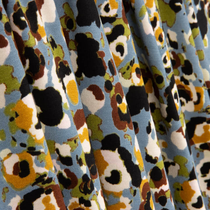Strickstoff aus Viskose mit abstraktem Animalprint in Blau - Ribes y Casals