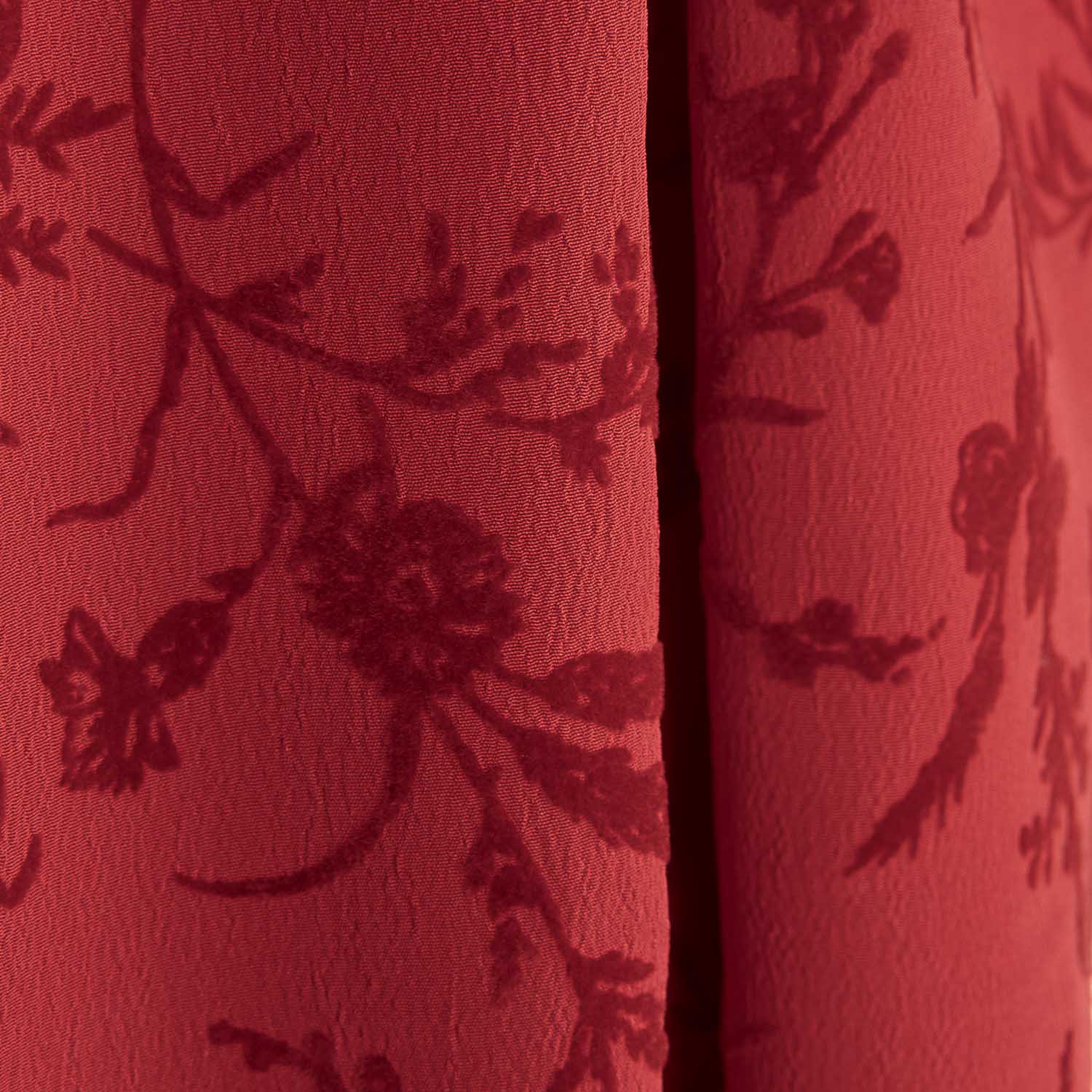 Stoffrest Koshibo Rot mit floralen Applikationen – verschiedene Maße x Breite 150 cm - Ribes y Casals