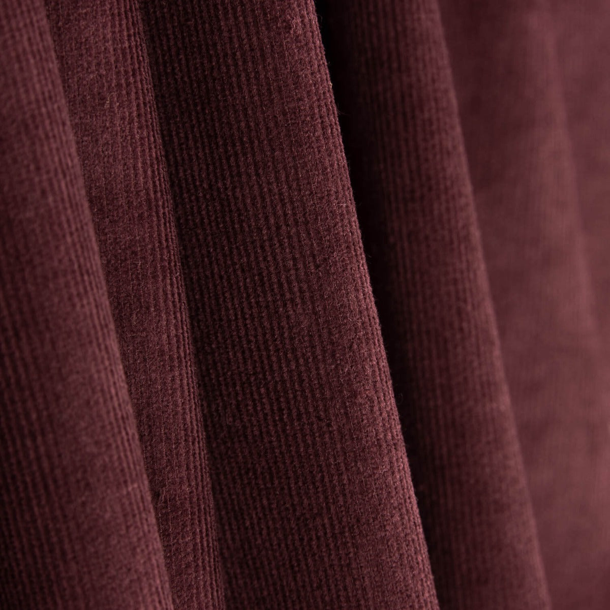 Reststück dehnbaren Microcords in Bordeaux – verschiedene Maße x Breite 140 cm - Ribes y Casals