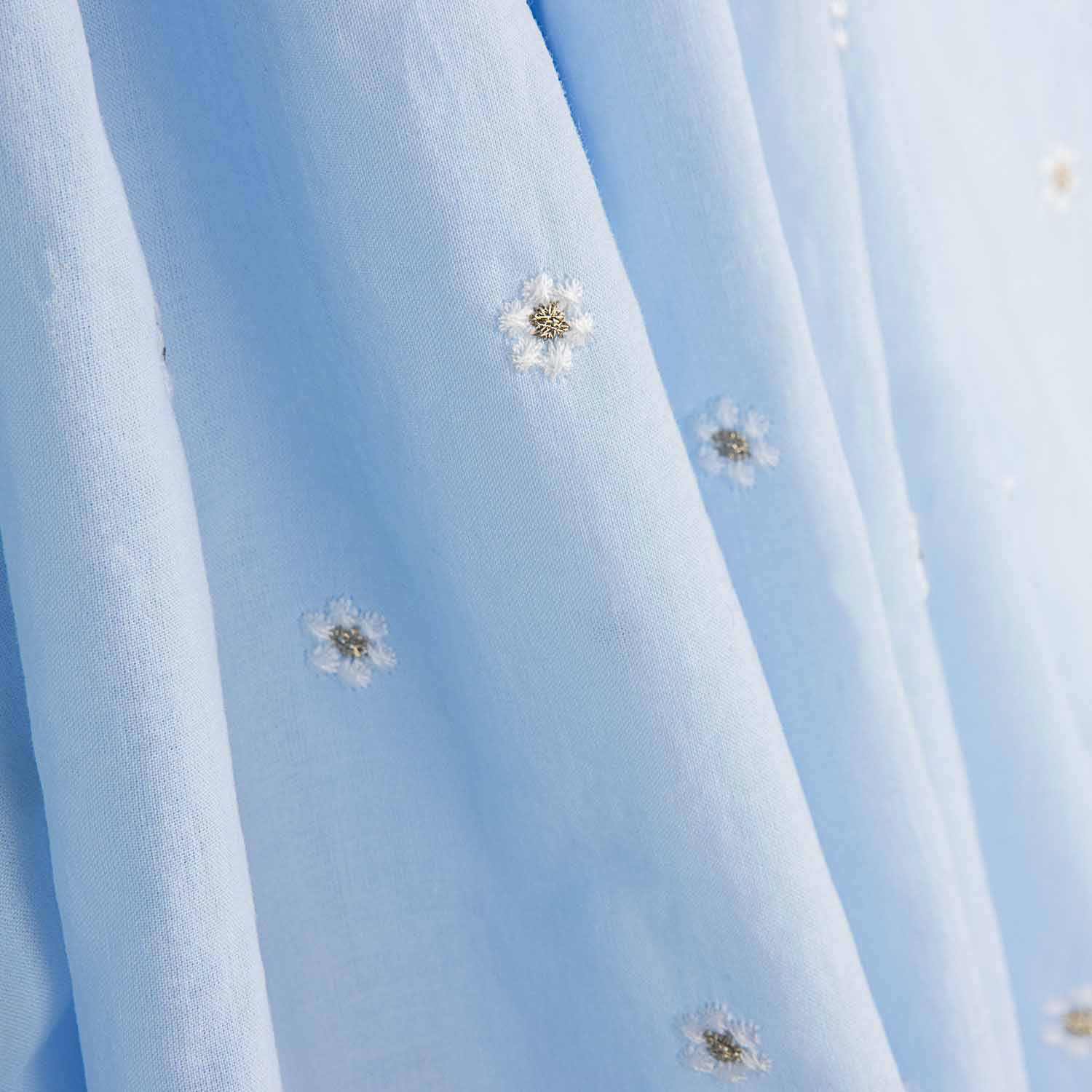 Hellblauer Baumwoll-Voile mit floraler Stickerei und goldenem Lurex - Ribes y Casals