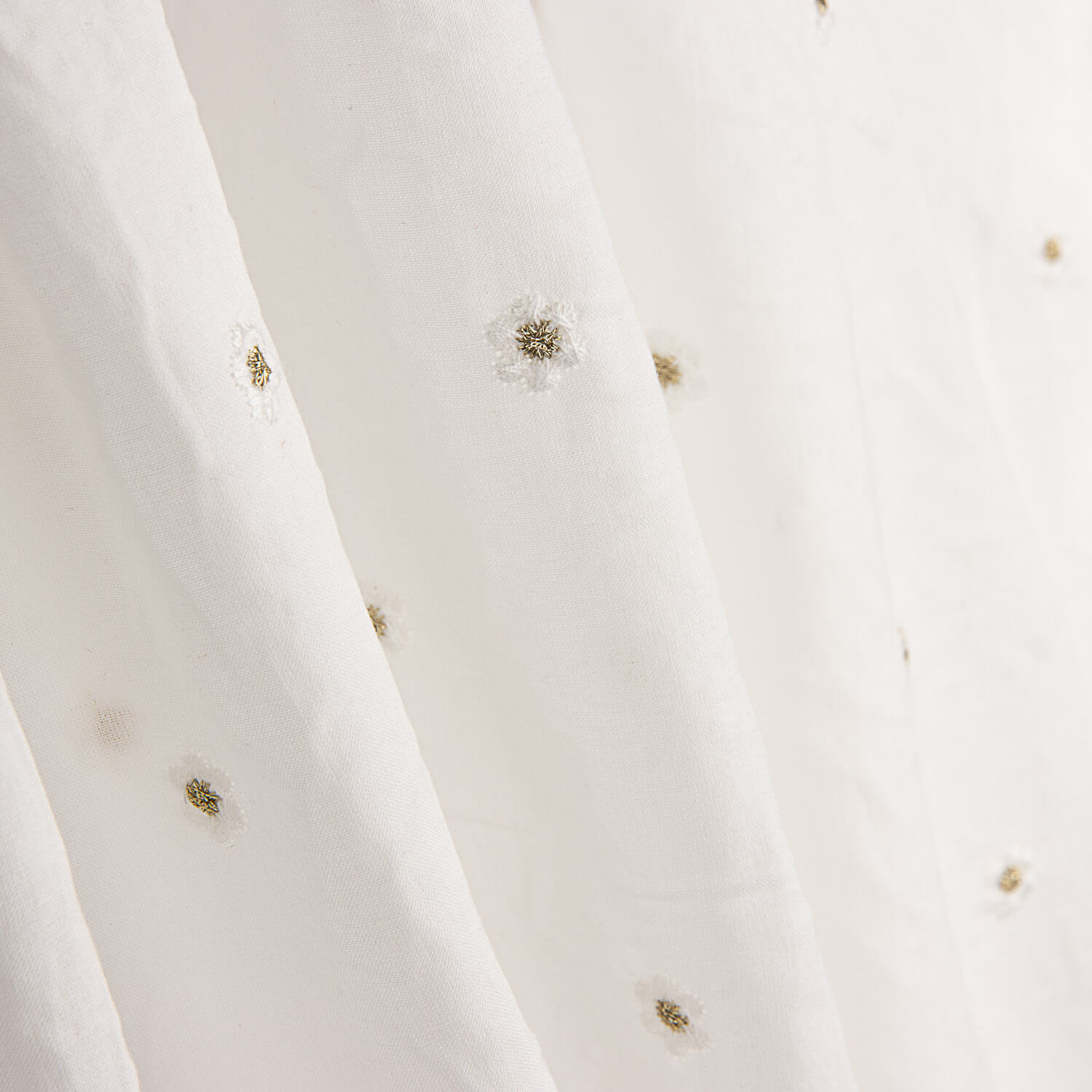 Weißer Baumwoll-Voile mit floraler Stickerei und goldenem Lurex - Ribes y Casals