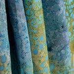 Restposten Baumwollstrickstoff mit Batikmuster in Türkis und Ocker – verschiedene Maße x Breite 150 cm - Ribes y Casals