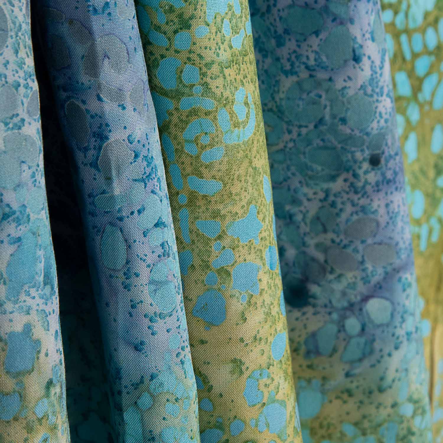 Restposten Baumwollstrickstoff mit Batikmuster in Türkis und Ocker – verschiedene Maße x Breite 150 cm - Ribes y Casals