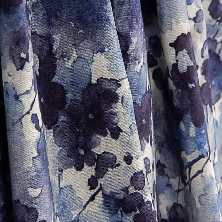 Elastischer Viskosestoff mit Aquarellmustern an den Blättern in Blau - Ribes y Casals