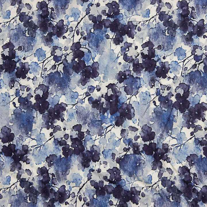 Elastischer Viskosestoff mit Aquarellmustern an den Blättern in Blau - Ribes y Casals