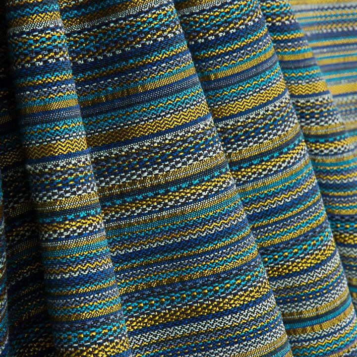 Brokat mit Streifen im Alpujarra-Stil in Blau, Türkis und Senfgelb - Ribes y Casals