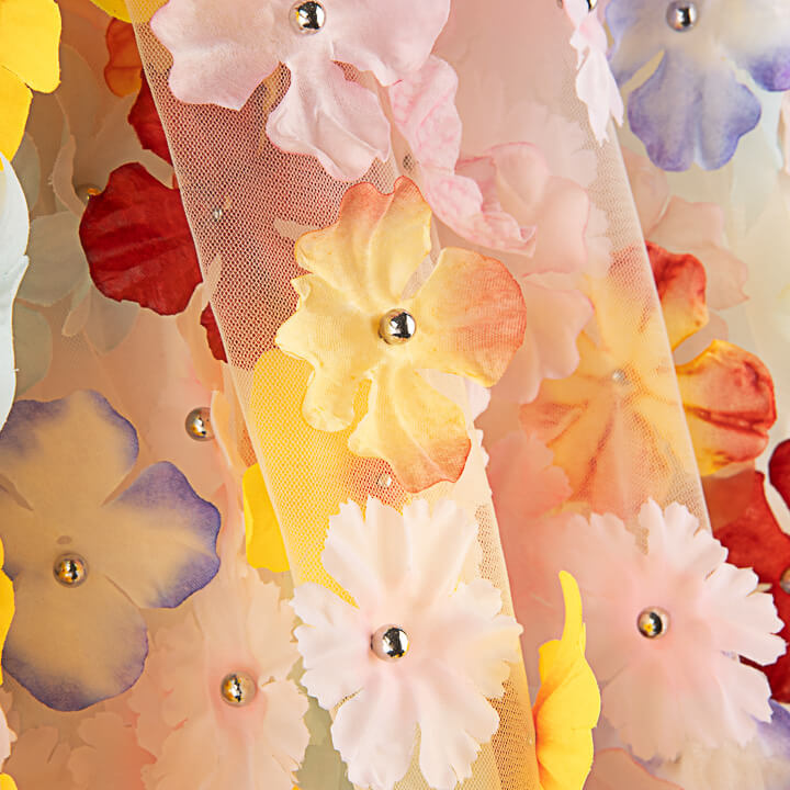 Naturfarbener Tüll „Frühlingsgarten mit 3D-Blumenmuster“ - Ribes y Casals