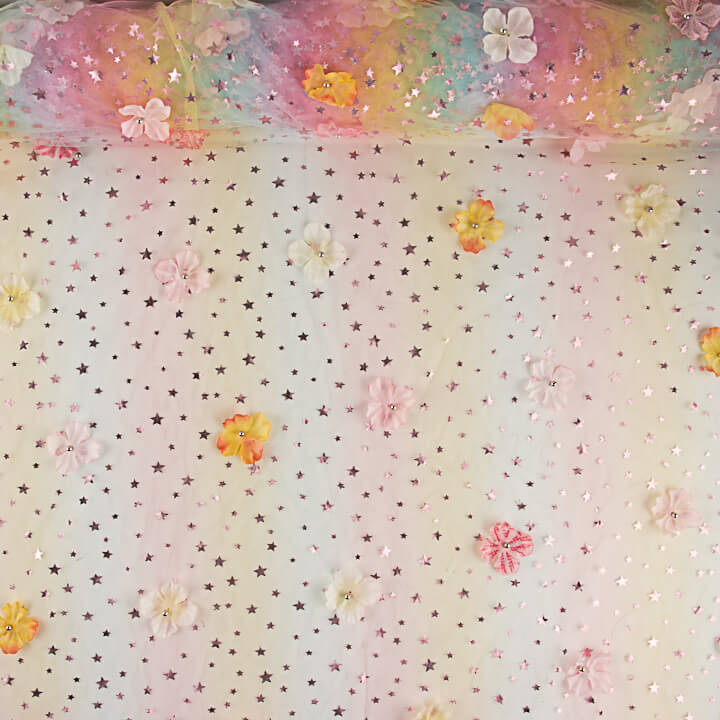 Regenbogen-Feen-Himmel mit 3D-Blumenmuster und Sternen - Ribes y Casals