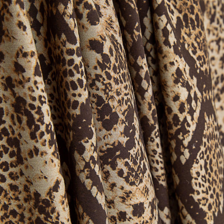 Beidseitig bedruckter Viskosestoff mit braunem Schlangenmuster-Animalprint - Ribes y Casals