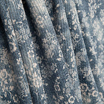 Cordstoff mit Vintage-Blumenmuster in Blau - Ribes y Casals