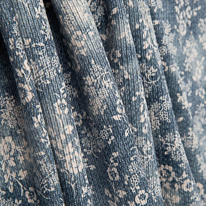 Cordstoff mit Vintage-Blumenmuster in Blau - Ribes y Casals