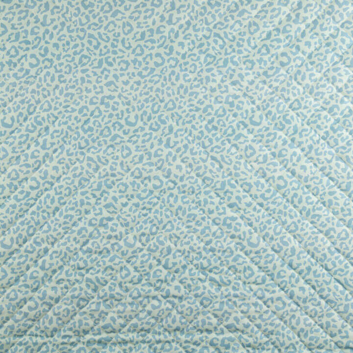 Wendbare Steppdecke „Nairobi“ in Blau mit Animalprint und Streifen - Ribes y Casals