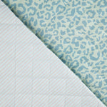 Wendbare Steppdecke „Nairobi“ in Blau mit Animalprint und Streifen - Ribes y Casals