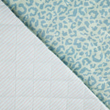 Wendbare Steppdecke „Nairobi“ in Blau mit Animalprint und Streifen - Ribes y Casals