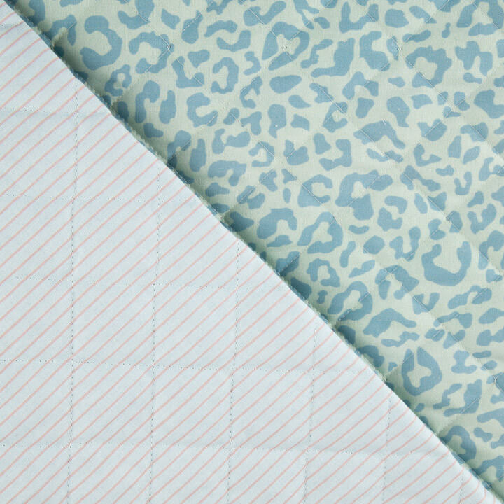 Wendbare Steppdecke „Nairobi“ in Blau mit Animalprint und Streifen - Ribes y Casals