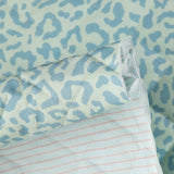 Wendbare Steppdecke „Nairobi“ in Blau mit Animalprint und Streifen - Ribes y Casals