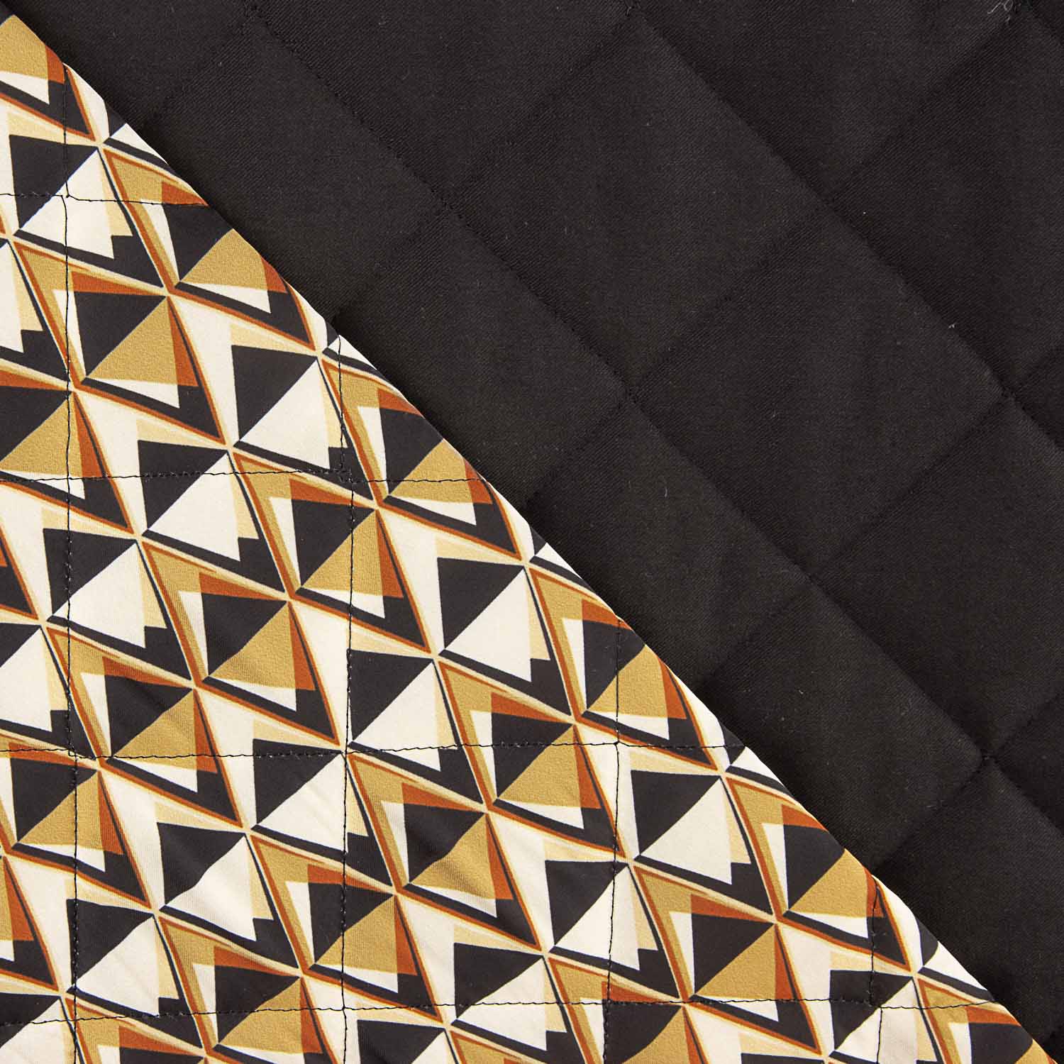 Schwarzer gesteppter Twill mit geometrischem Innenfutter - Ribes y Casals