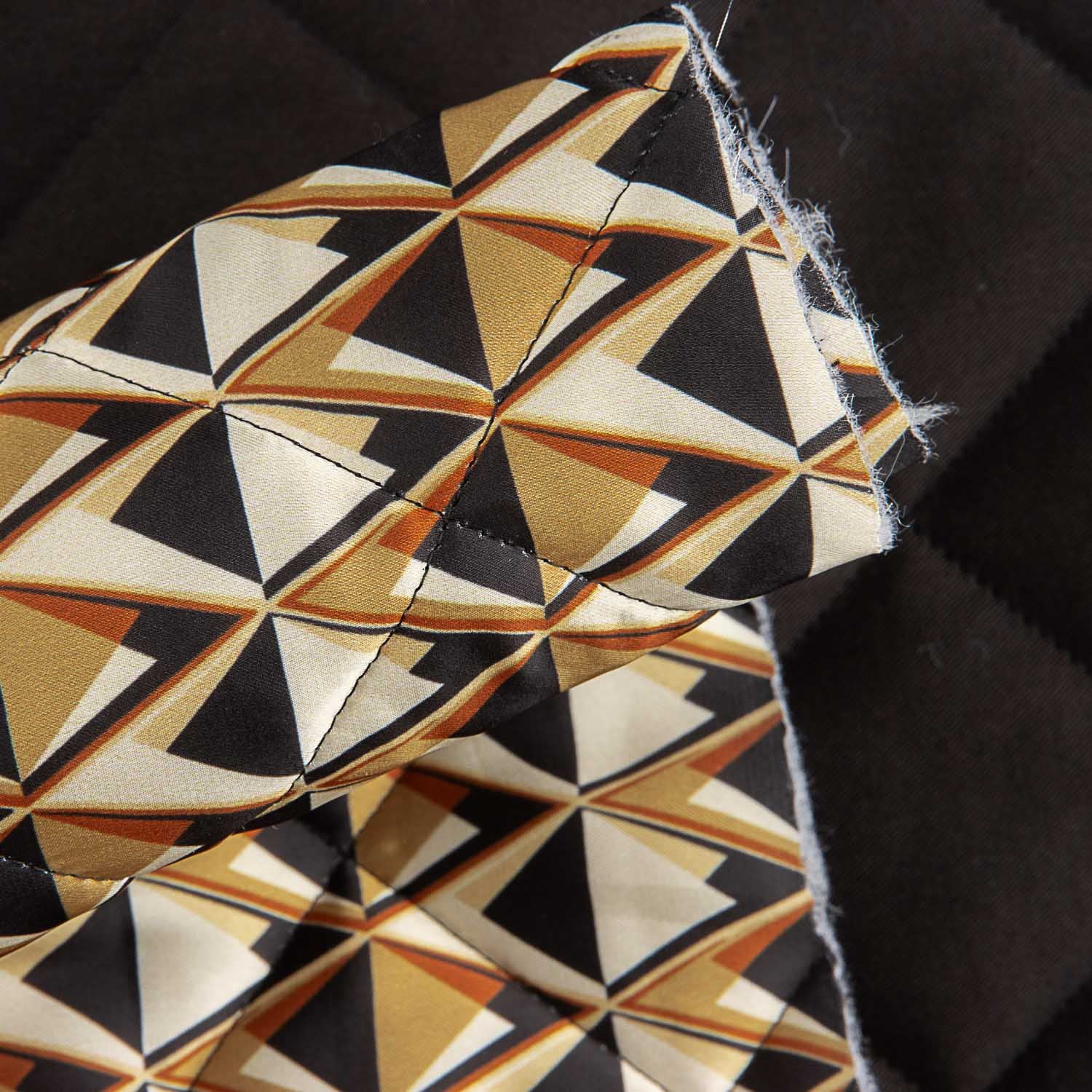 Schwarzer gesteppter Twill mit geometrischem Innenfutter - Ribes y Casals