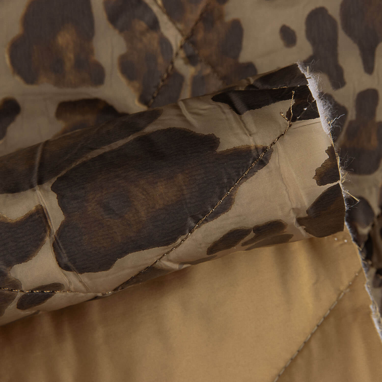 Leichte, doppelseitige Steppdecke mit Animalprint und Ocker - Ribes y Casals