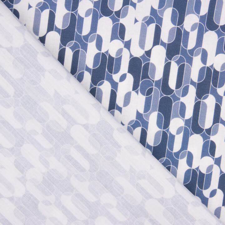 Perkal bedruckt mit geometrischem Retro-Muster in Blau - Ribes y Casals