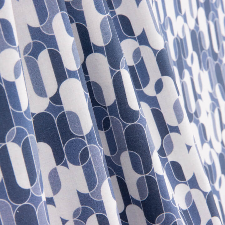 Perkal bedruckt mit geometrischem Retro-Muster in Blau - Ribes y Casals