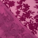 Fuchsiafarbenes Ausbrenner-Blumenmuster auf Chiffon - Ribes y Casals