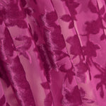 Fuchsiafarbenes Ausbrenner-Blumenmuster auf Chiffon - Ribes y Casals