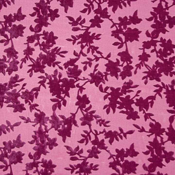 Fuchsiafarbenes Ausbrenner-Blumenmuster auf Chiffon - Ribes y Casals