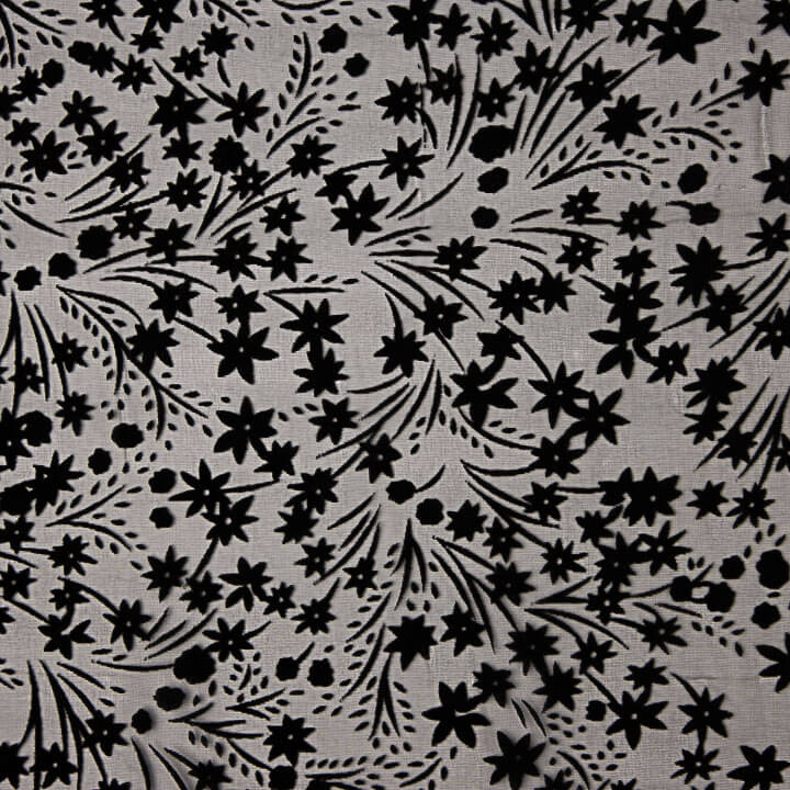 Schwarzes Ausbrenner-Blumenmuster auf Chiffon - Ribes y Casals