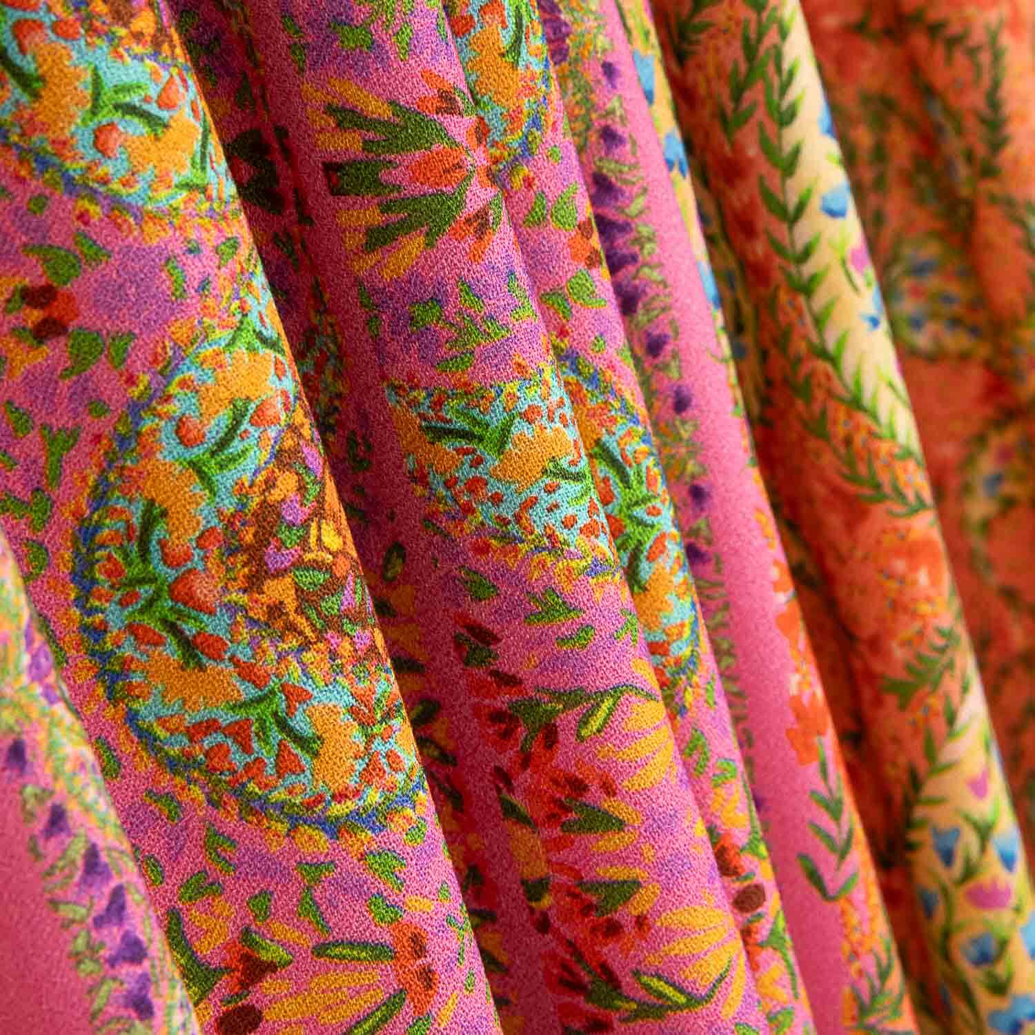Reststück Viskose-Crêpe mit Paisley-Boho-Muster in Fuchsia – verschiedene Maße x Breite 140 cm - Ribes y Casals