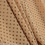 Elastischer Stoff mit goldfarbenen, schillernden Strasssteinen in Camel - Ribes y Casals