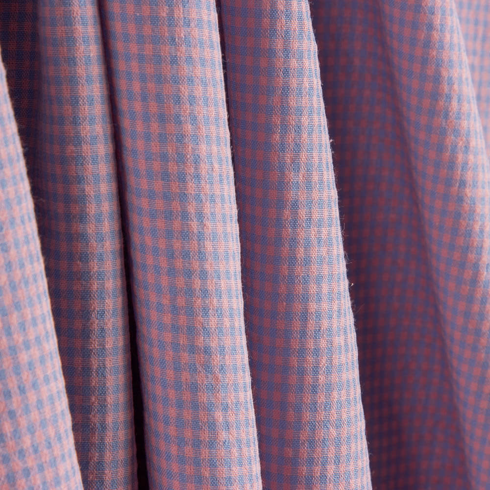 Seersucker-Popeline mit kleinen Karos in Blau und Rosa - Ribes y Casals