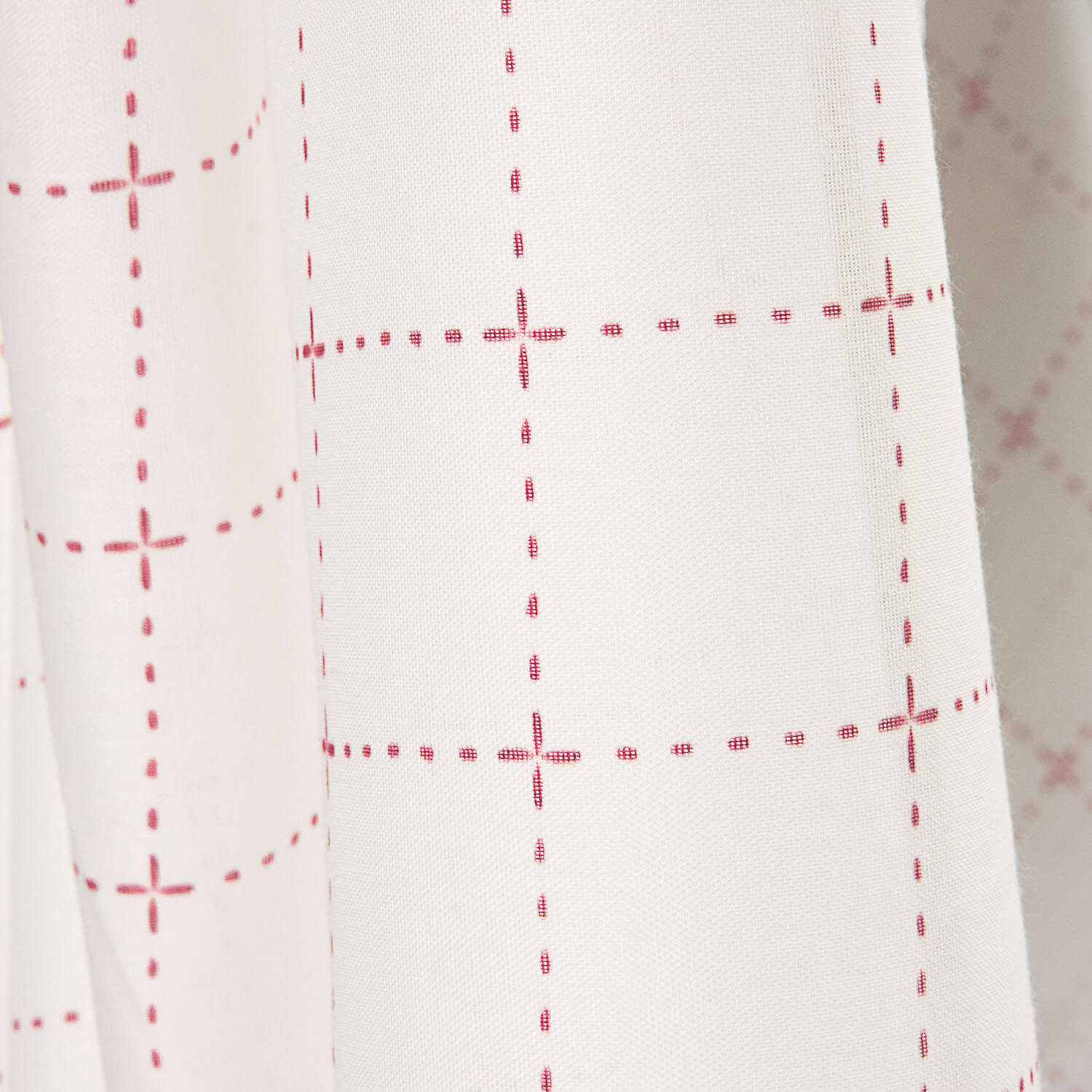 Roter geometrischer quadratischer Netzvorhang - Ribes y Casals
