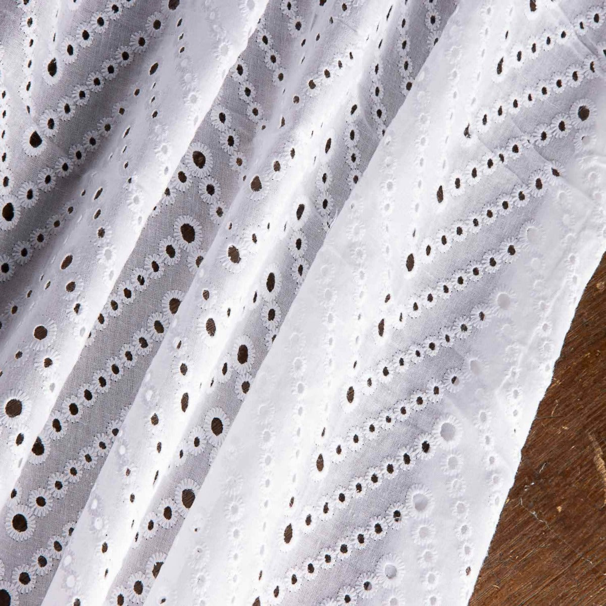 Schweizer Weiß Chevron-Stickerei - Ribes y Casals