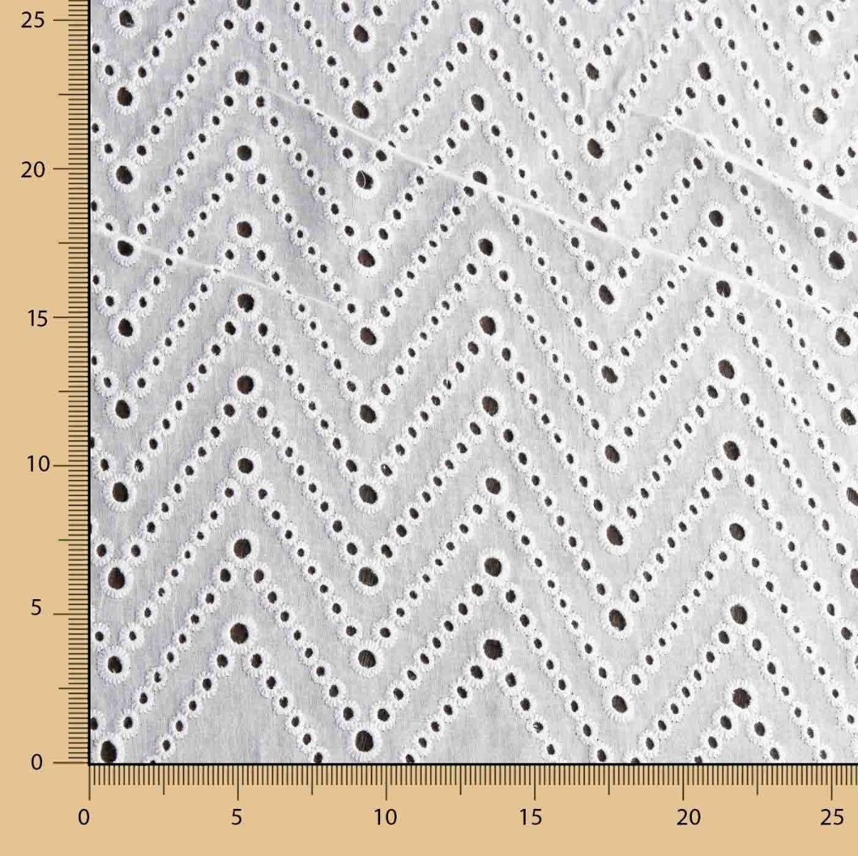 Schweizer Weiß Chevron-Stickerei - Ribes y Casals