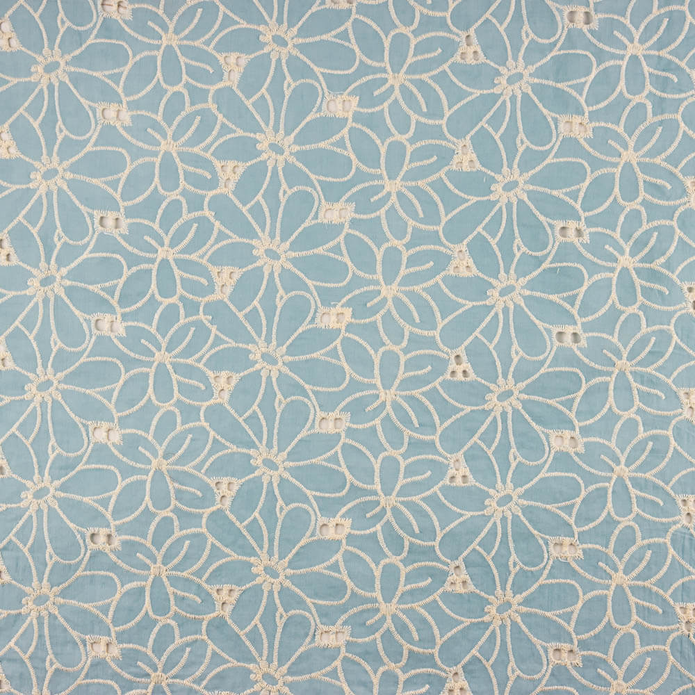 Reststück mit Schweizer Stickerei, blaue Margeriten – verschiedene Maße x Breite 140 cm - Ribes y Casals