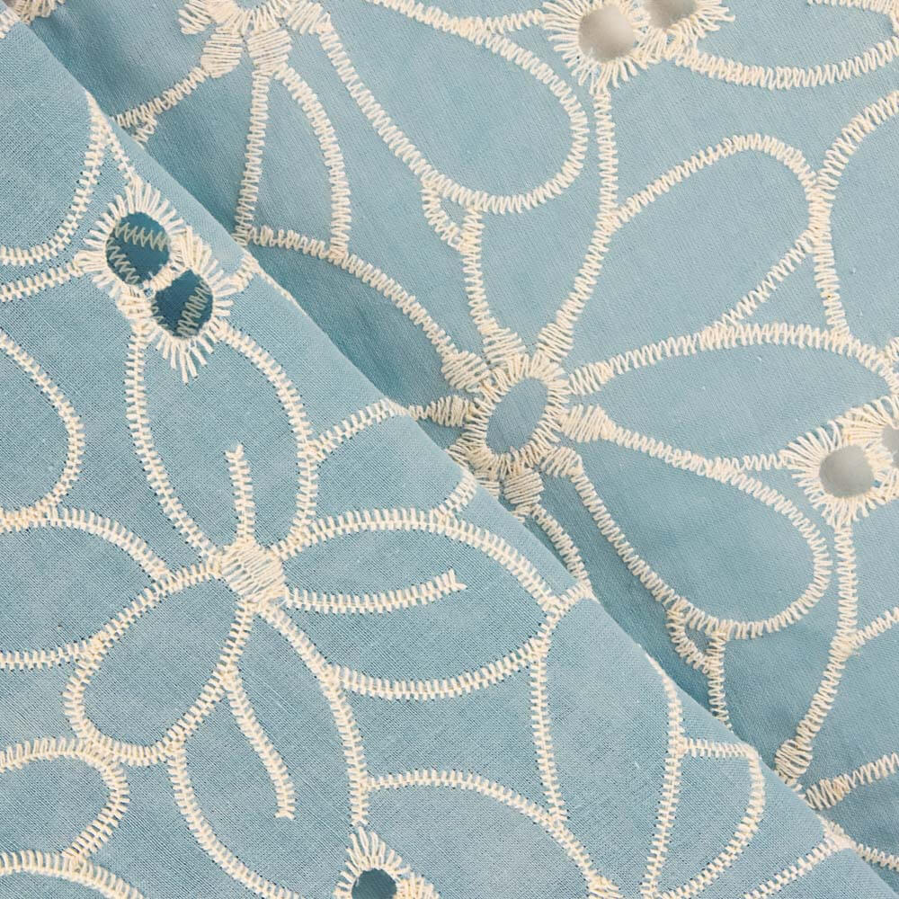 Reststück mit Schweizer Stickerei, blaue Margeriten – verschiedene Maße x Breite 140 cm - Ribes y Casals