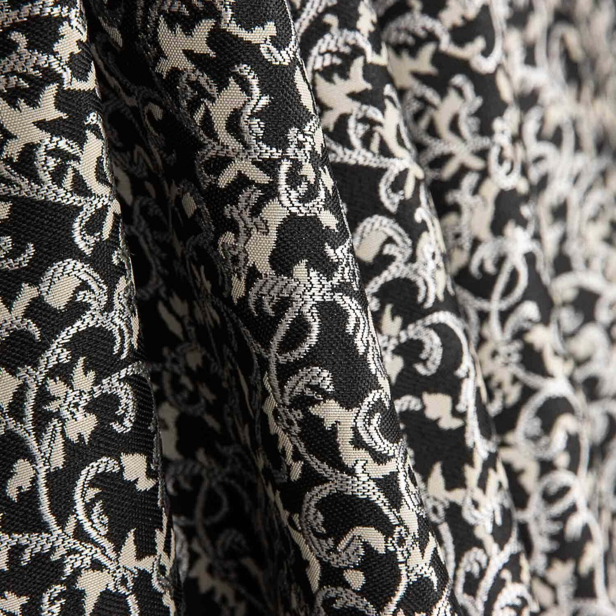 Damast Lurex Floral in Schwarz und Weiß - Ribes y Casals