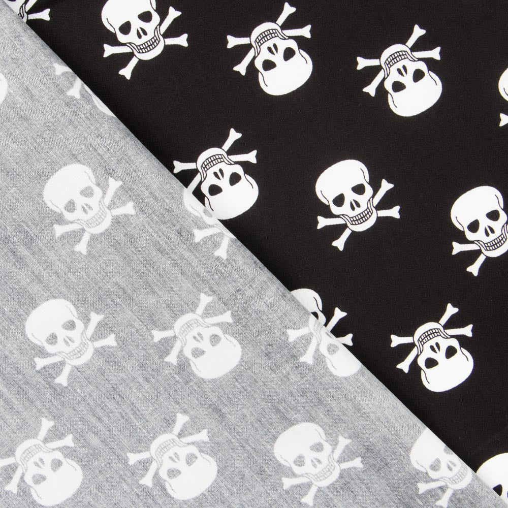 Baumwollreststück mit schwarzen Piratenschädeln – verschiedene Maße x Breite 150 cm - Ribes y Casals
