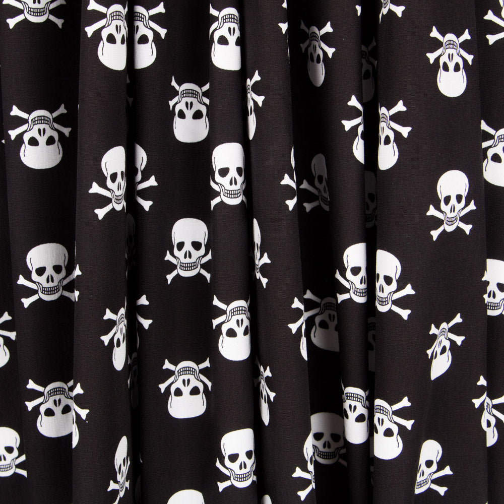 Baumwollreststück mit schwarzen Piratenschädeln – verschiedene Maße x Breite 150 cm - Ribes y Casals