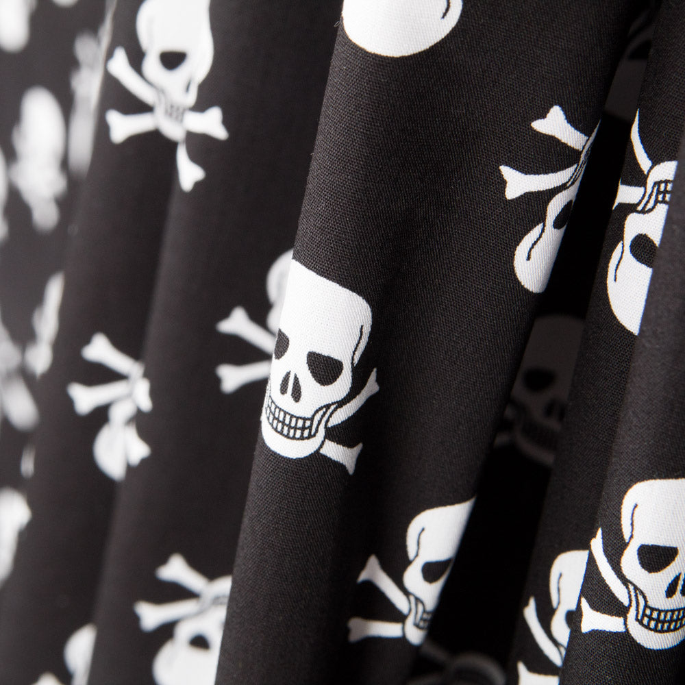 Baumwollreststück mit schwarzen Piratenschädeln – verschiedene Maße x Breite 150 cm - Ribes y Casals